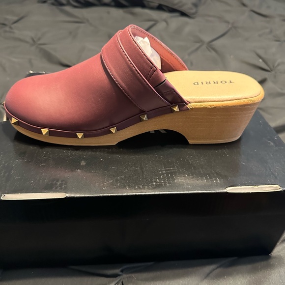 torrid Red and Brown Clogs - Picture 2 of 4